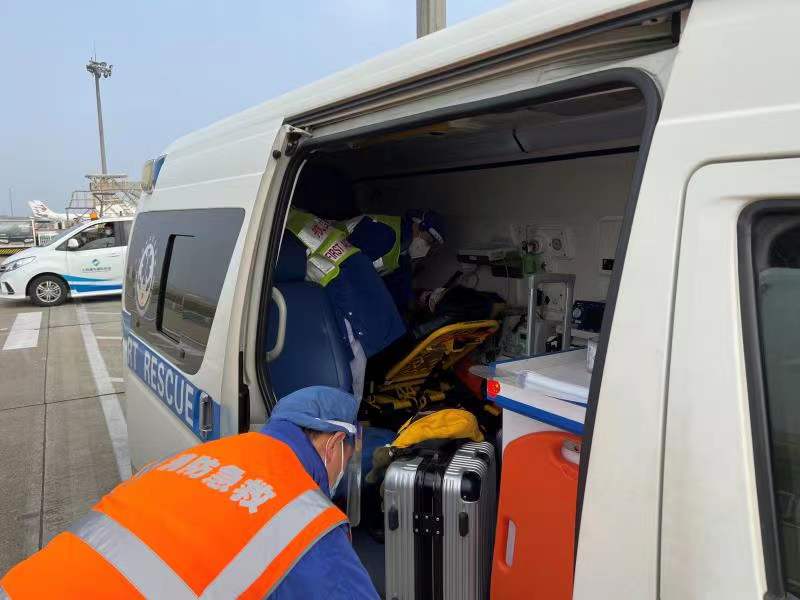 MU5613航班两度起飞 机上旅客支持东航返航救人