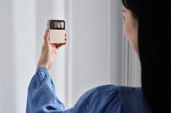 影像還能這么玩？三星Galaxy Z Flip4用立式自由拍攝為社交生活助力