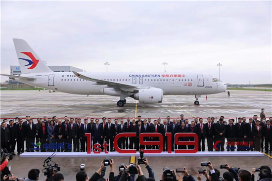 中国东方航空接收全球首架国产C919飞机 国产民机商业运营迈出“第一步”