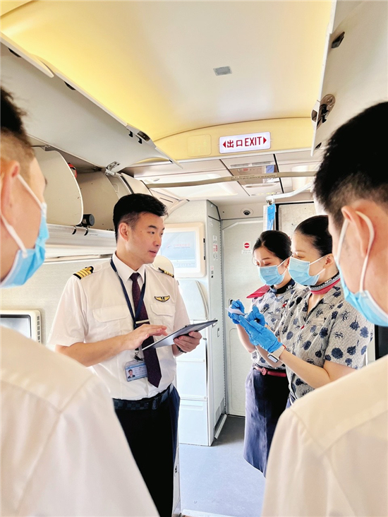 东航“桃子机长”：忙，才是暑运本来的样子